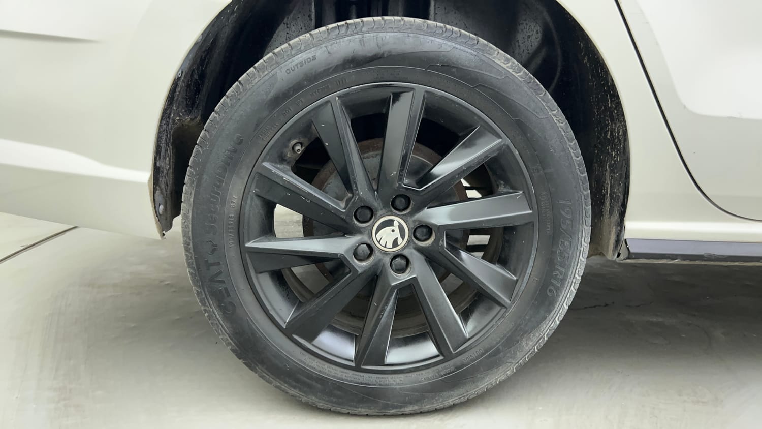Used 2021 Skoda Rapid Style AT Petrol Automatic tyres RIGHT REAR TYRE RIM VIEW