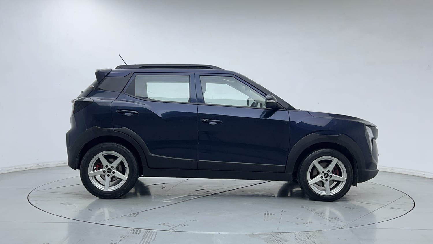 Used 2024 Mahindra XUV 3XO AX5 1.5 Diesel Diesel Manual exterior RIGHT SIDE VIEW