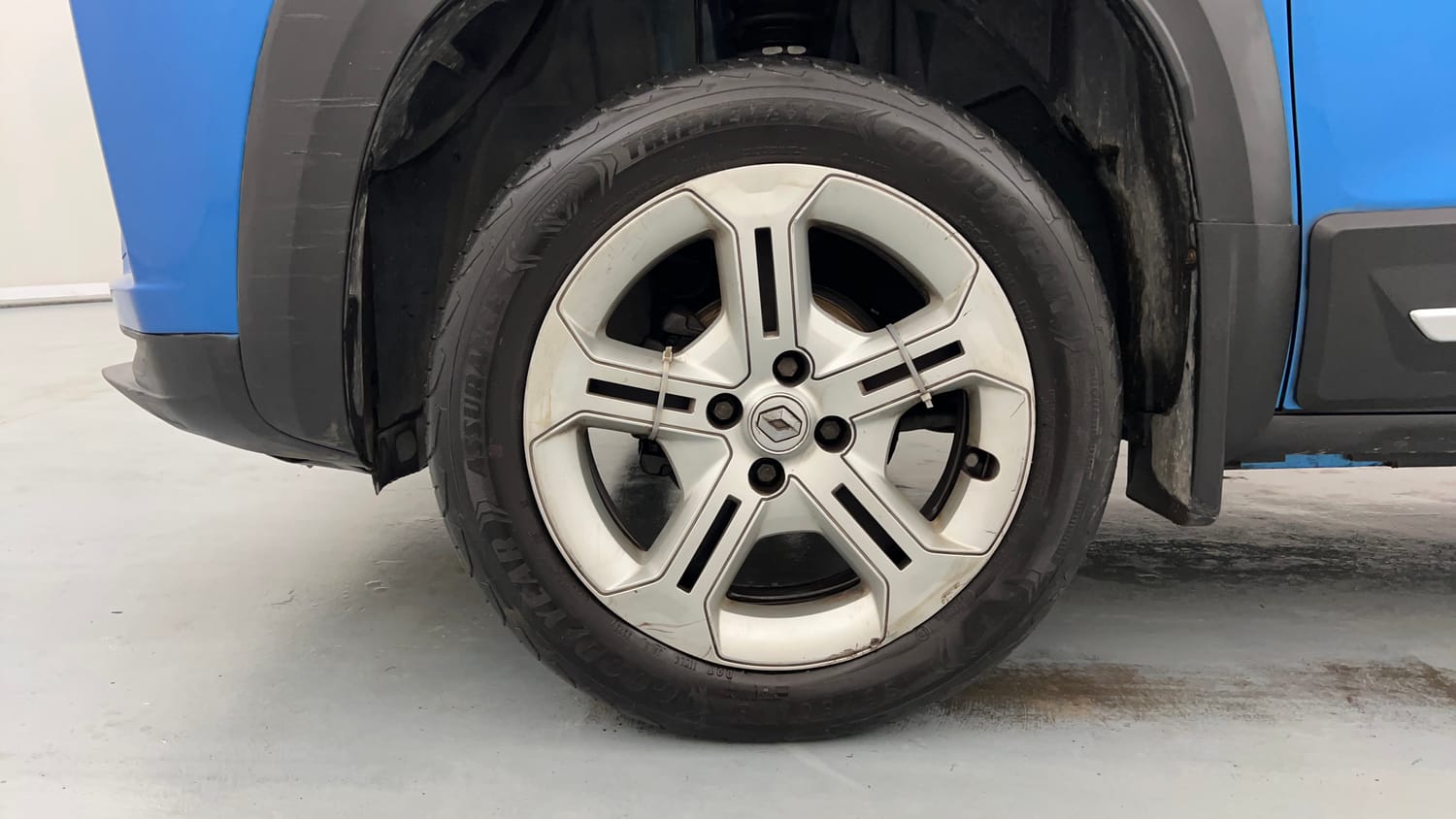 Used 2021 Renault Kiger RXT 1.0 Turbo MT Petrol Manual tyres LEFT FRONT TYRE RIM VIEW