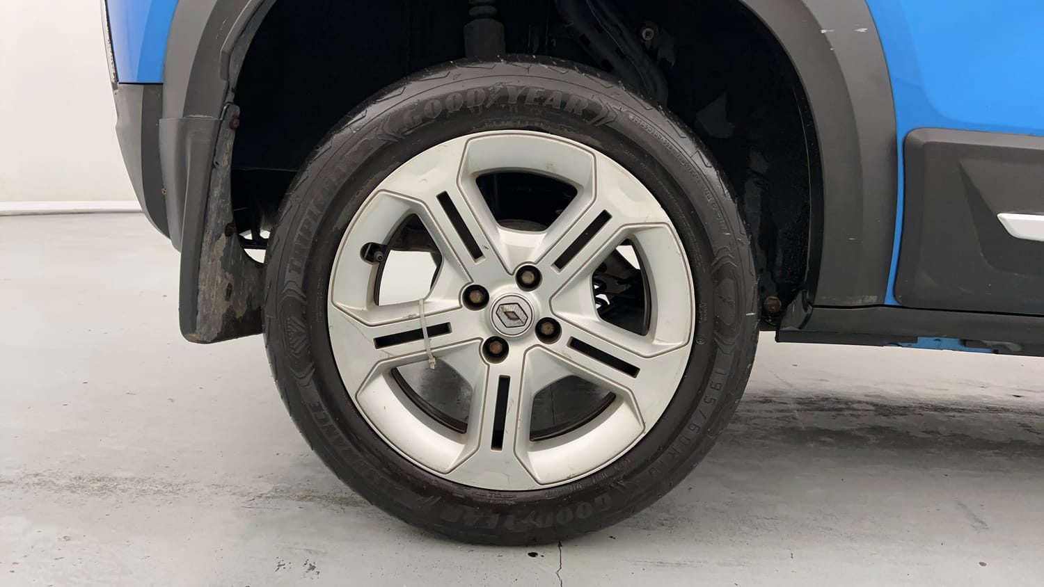 Used 2021 Renault Kiger RXT 1.0 Turbo MT Petrol Manual tyres RIGHT REAR TYRE RIM VIEW