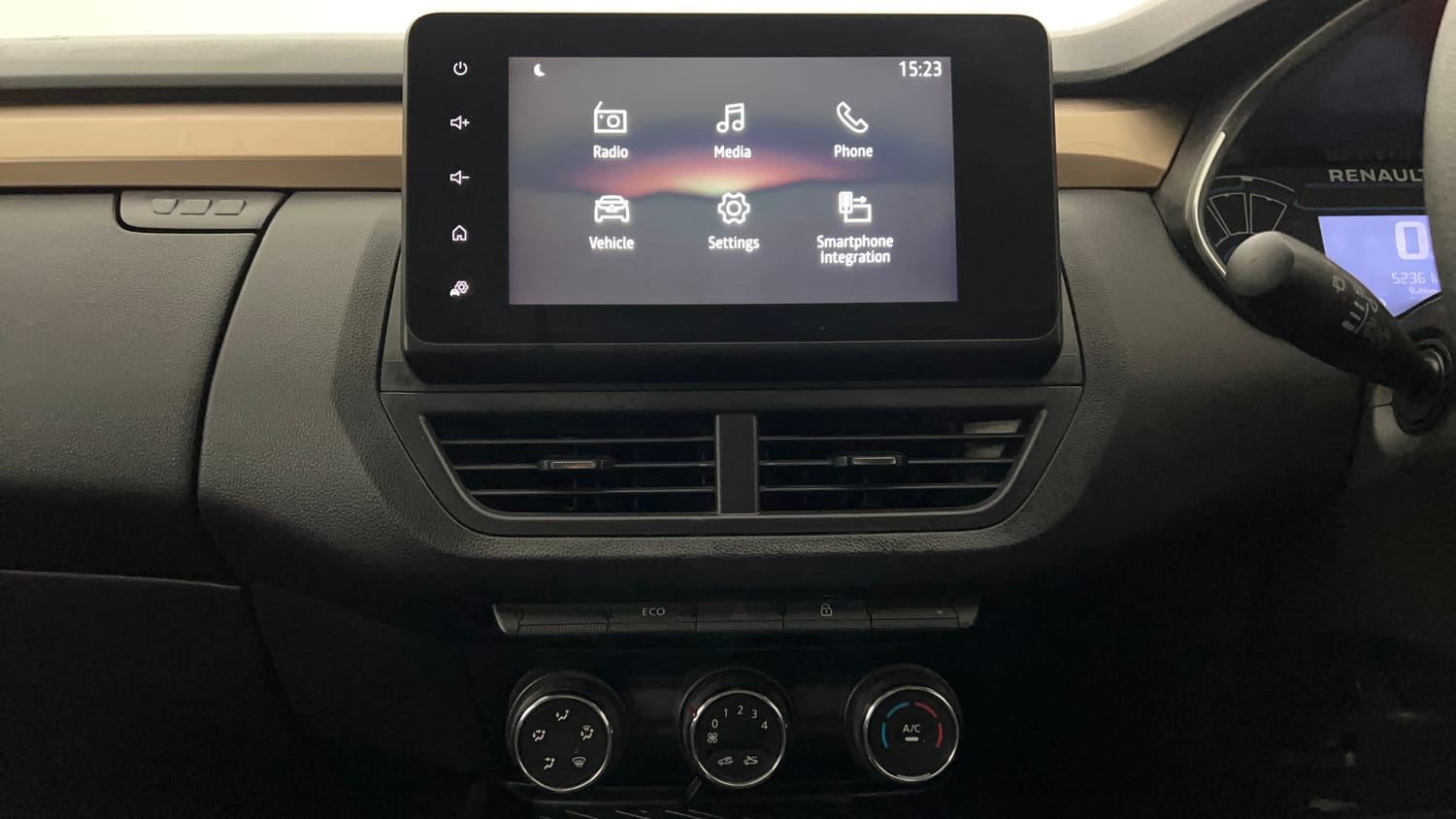 Used 2021 Renault Kiger RXT 1.0 Turbo MT Petrol Manual interior MUSIC SYSTEM & AC CONTROL VIEW