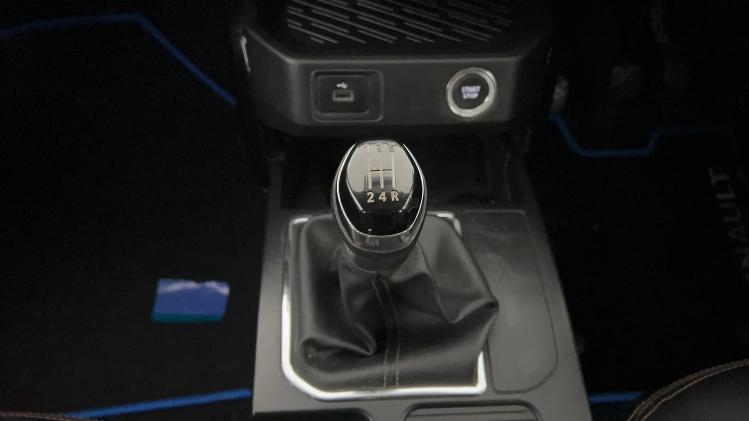 Used 2021 Renault Kiger RXT 1.0 Turbo MT Petrol Manual interior GEAR  KNOB VIEW