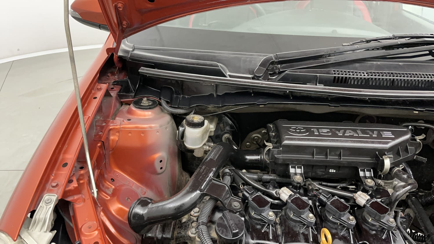 Used 2018 Toyota Etios Cross 1.2 G Petrol Manual engine ENGINE RIGHT SIDE HINGE & APRON VIEW