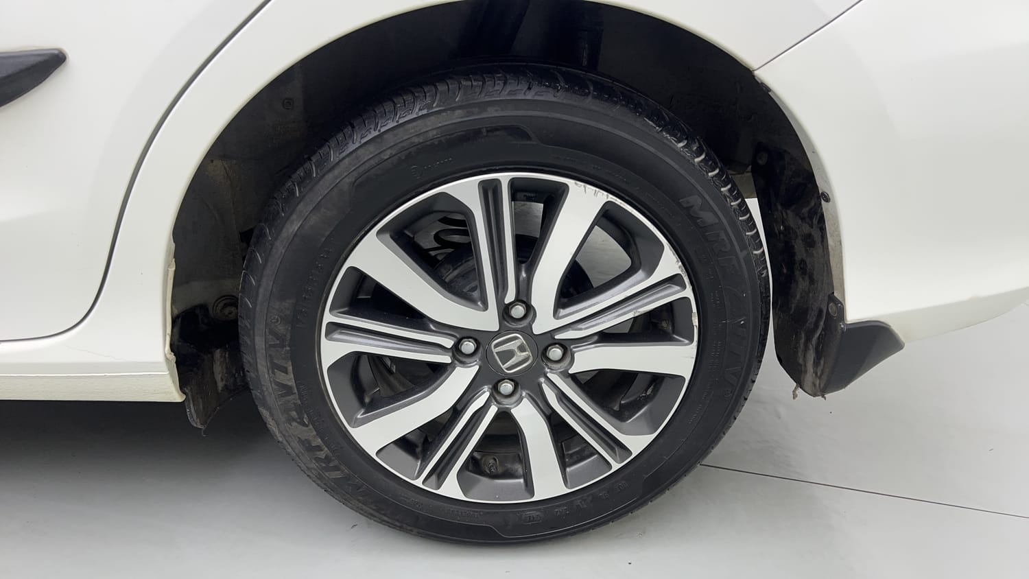 Used 2024 Honda Amaze VX 1.2 Petrol CVT Petrol Automatic tyres LEFT REAR TYRE RIM VIEW