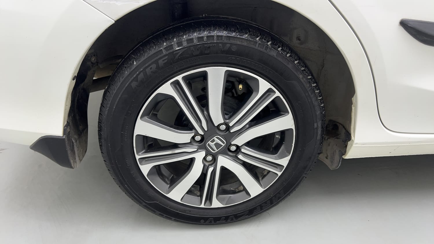 Used 2024 Honda Amaze VX 1.2 Petrol CVT Petrol Automatic tyres RIGHT REAR TYRE RIM VIEW