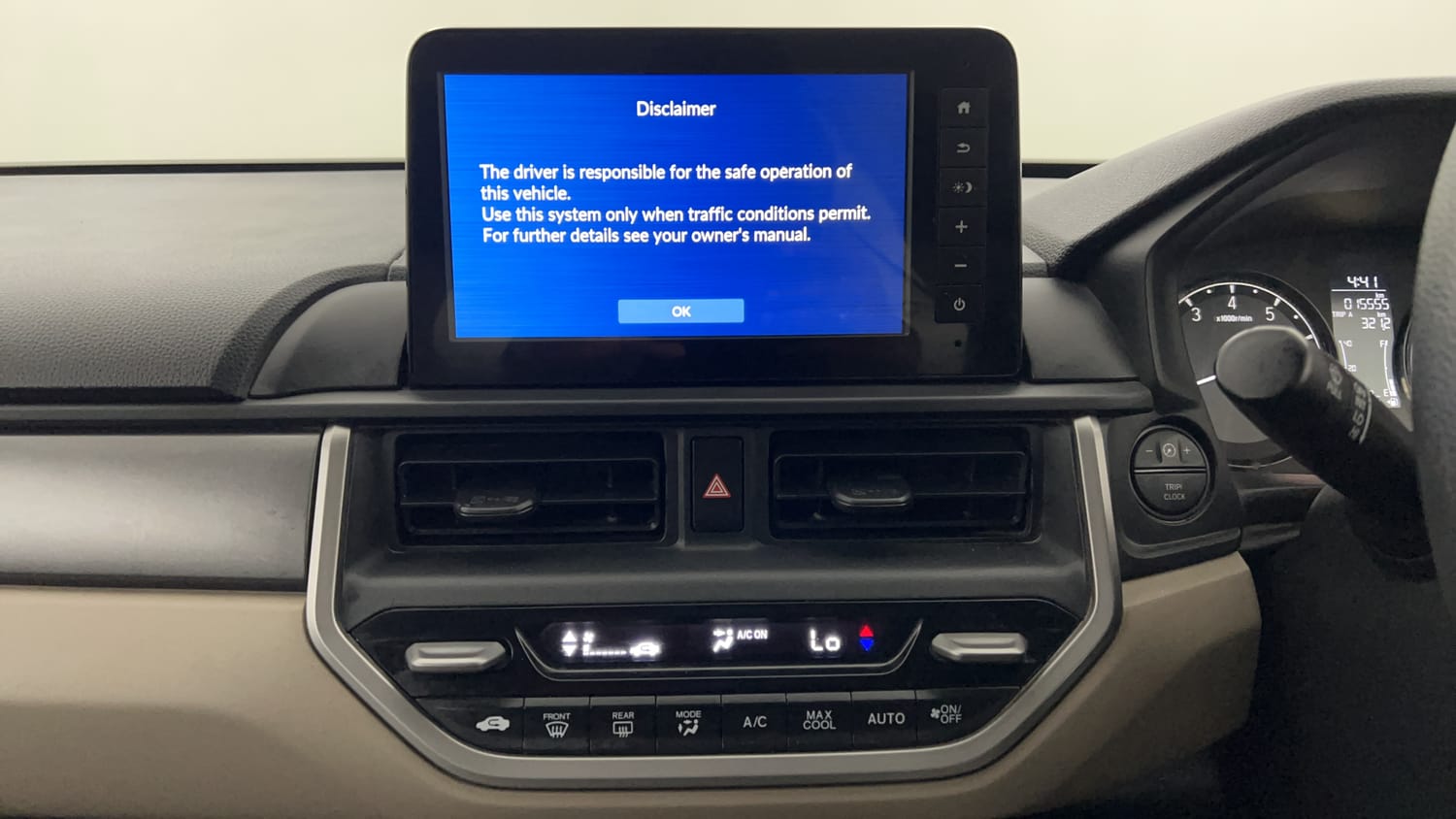 Used 2024 Honda Elevate V MT Petrol Manual interior MUSIC SYSTEM & AC CONTROL VIEW