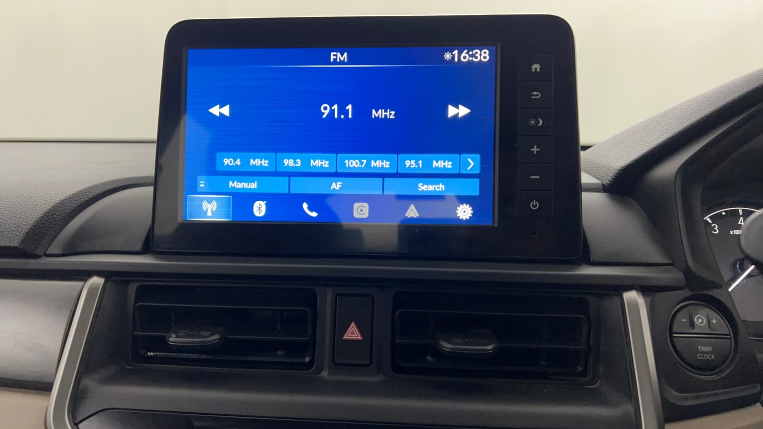 Used 2024 Honda Elevate V MT Petrol Manual top_features Integrated (in-dash) music system
