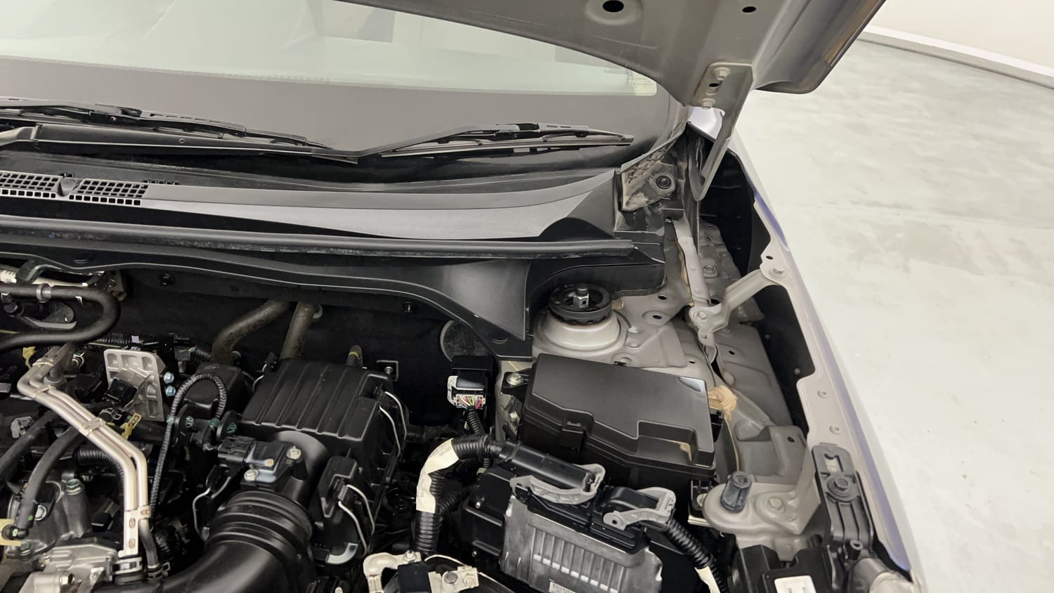 Used 2024 Honda Elevate V MT Petrol Manual engine ENGINE LEFT SIDE HINGE & APRON VIEW