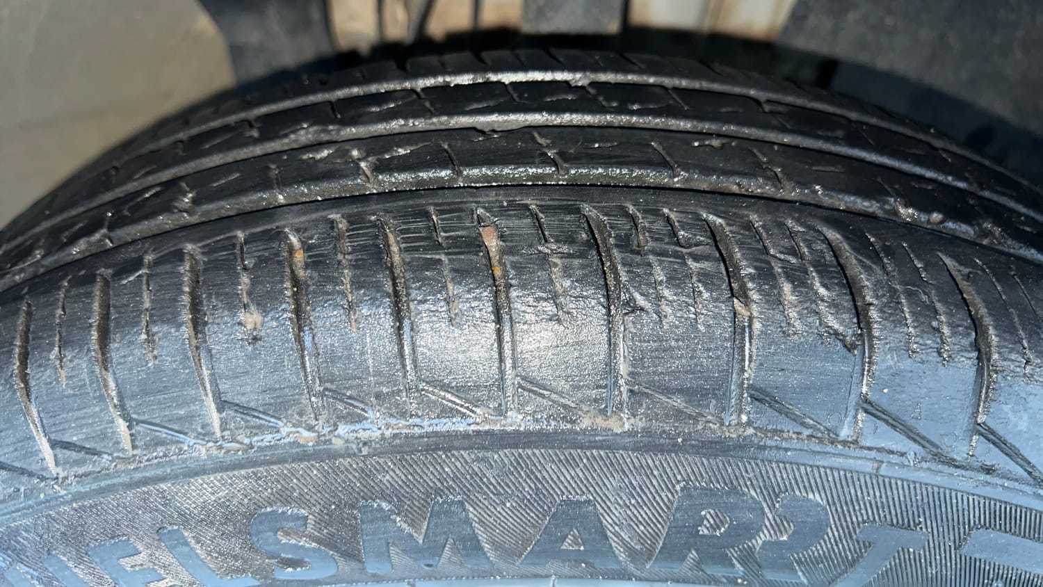 Used 2022 Renault Triber RXT Petrol Manual tyres RIGHT FRONT TYRE TREAD VIEW