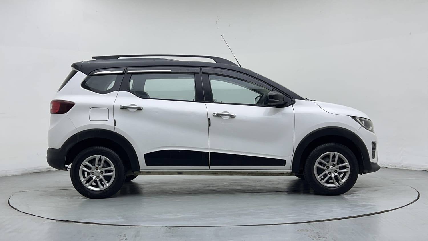 Used 2022 Renault Triber RXT Petrol Manual exterior RIGHT SIDE VIEW