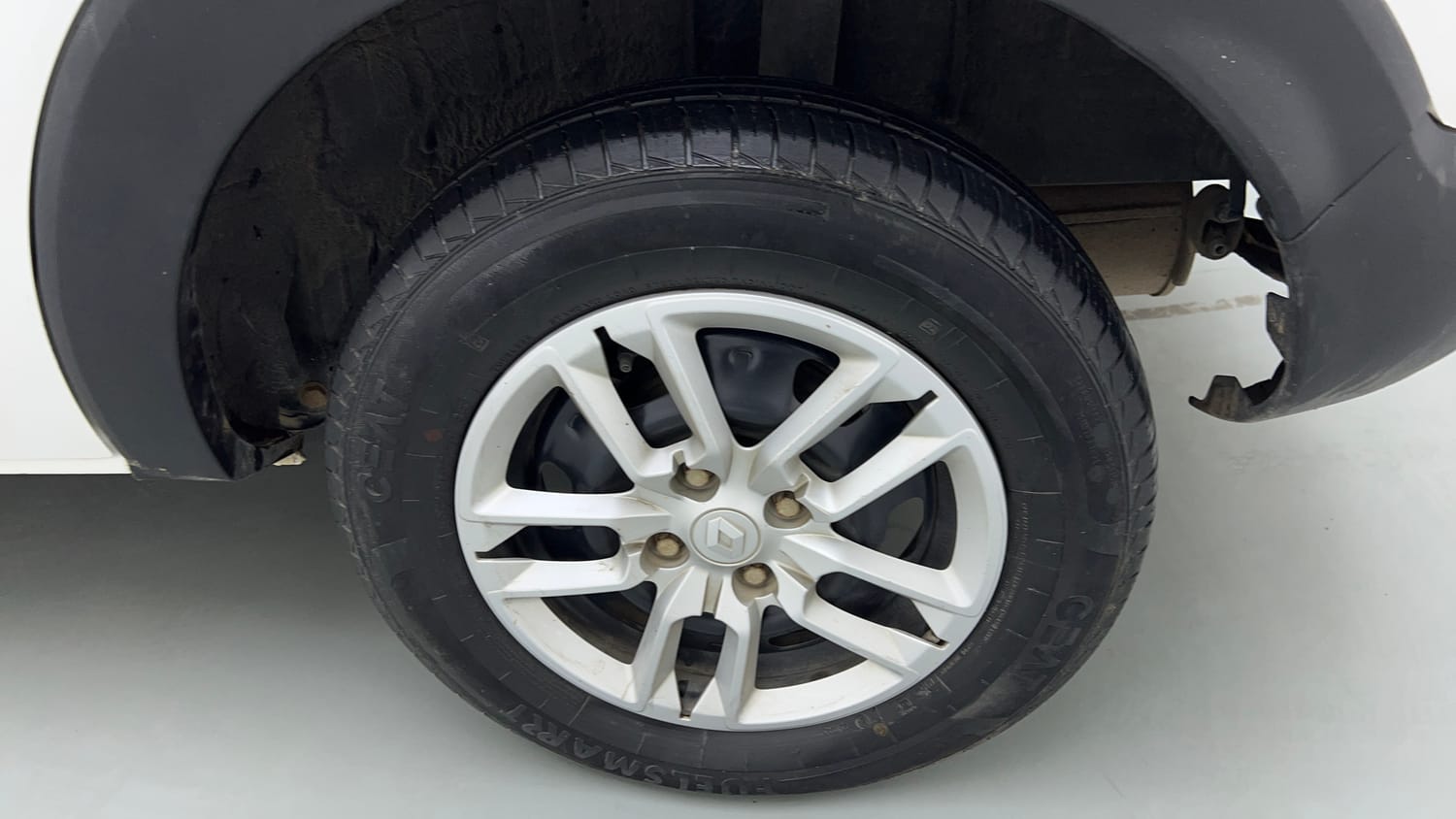 Used 2022 Renault Triber RXT Petrol Manual tyres LEFT REAR TYRE RIM VIEW