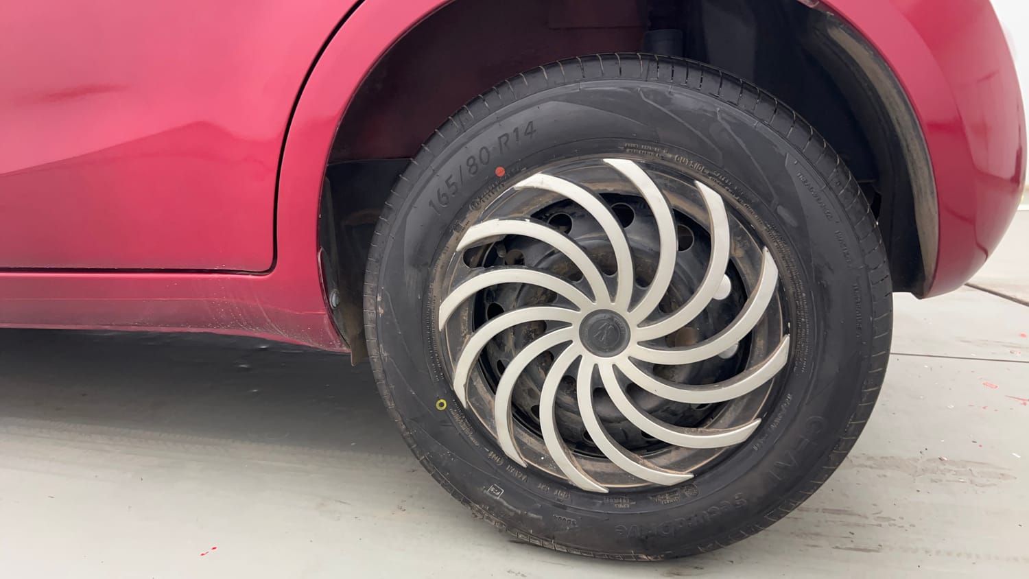Used 2013 Maruti Suzuki Ritz Vdi BS-IV Diesel Manual tyres LEFT REAR TYRE RIM VIEW