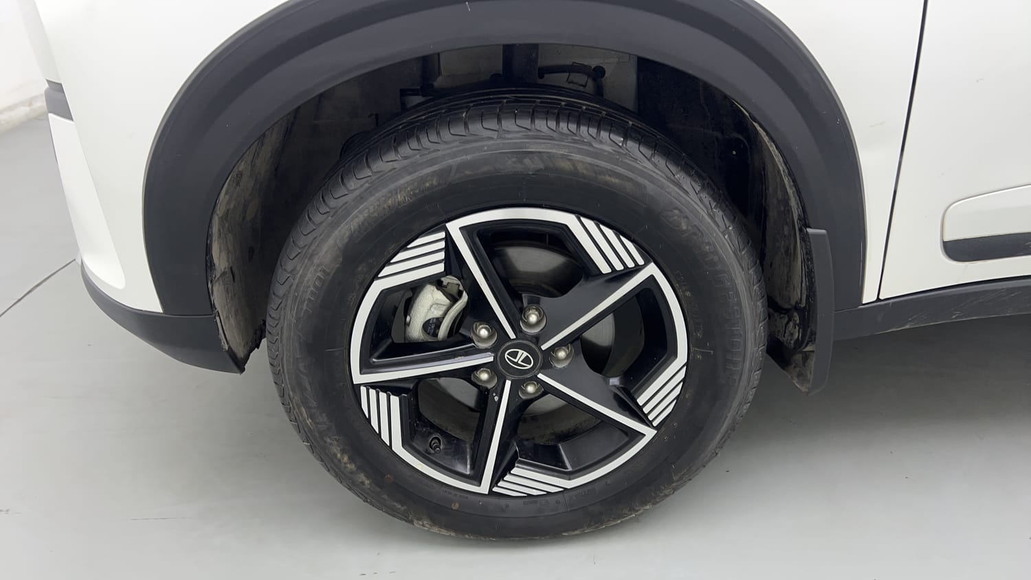 Used 2025 Tata Nexon Creative Plus (PS) 1.2 Petrol DCA Dual Tone Petrol Automatic tyres LEFT FRONT TYRE RIM VIEW