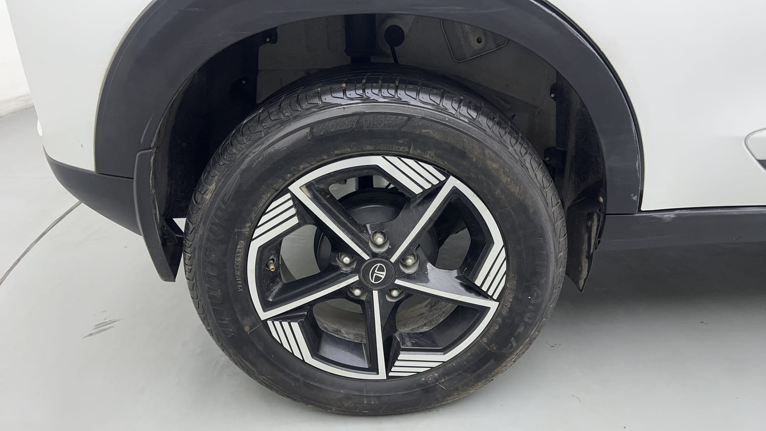 Used 2025 Tata Nexon Creative Plus (PS) 1.2 Petrol DCA Dual Tone Petrol Automatic tyres RIGHT REAR TYRE RIM VIEW