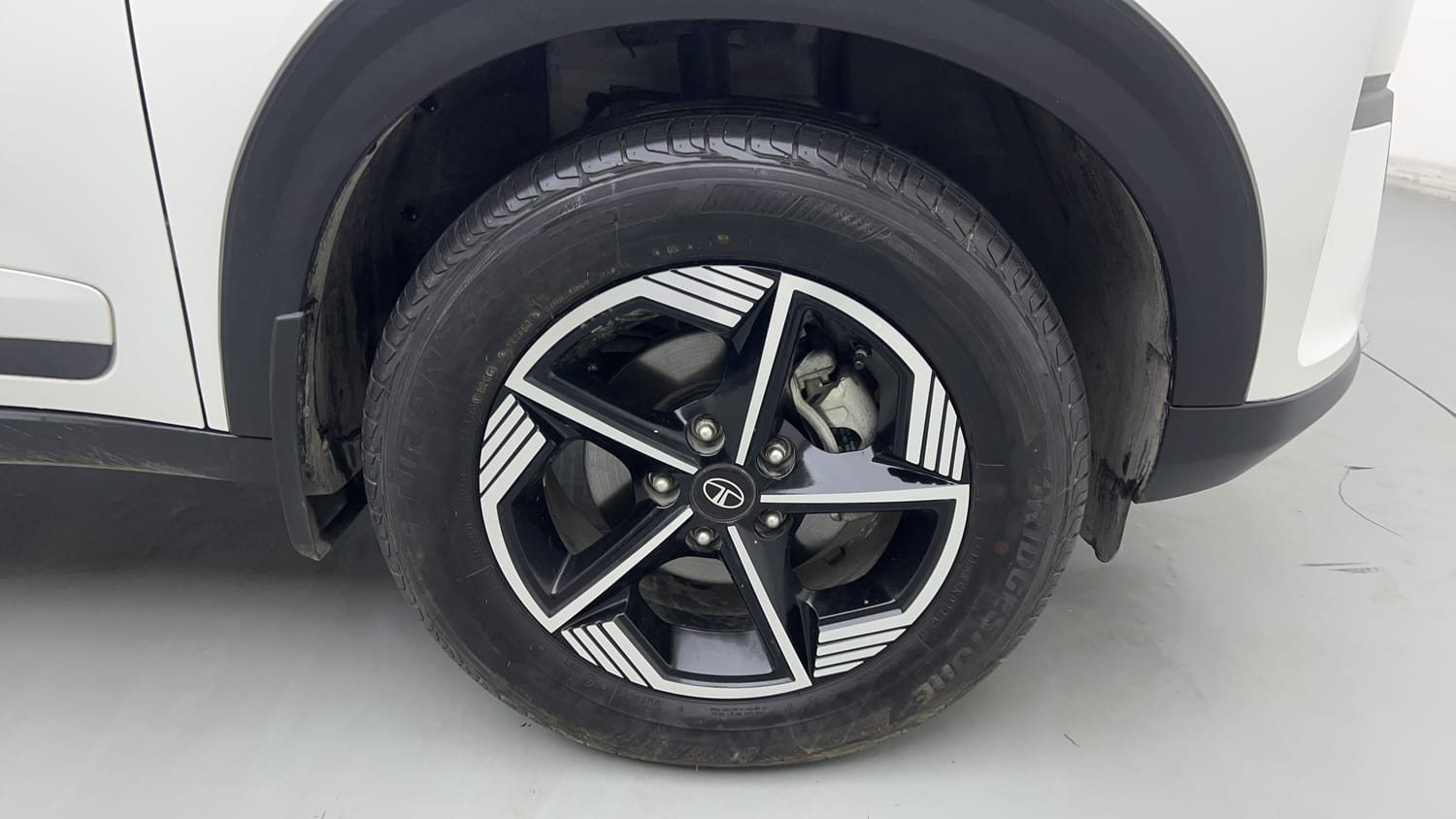 Used 2025 Tata Nexon Creative Plus (PS) 1.2 Petrol DCA Dual Tone Petrol Automatic tyres RIGHT FRONT TYRE RIM VIEW