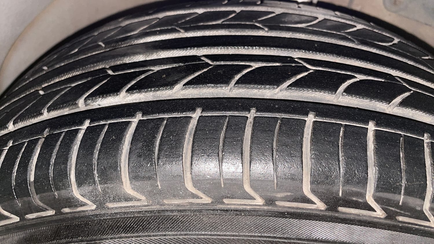 Used 2012 Ford Figo Duratec Petrol EXI 1.2 Petrol Manual tyres RIGHT FRONT TYRE TREAD VIEW