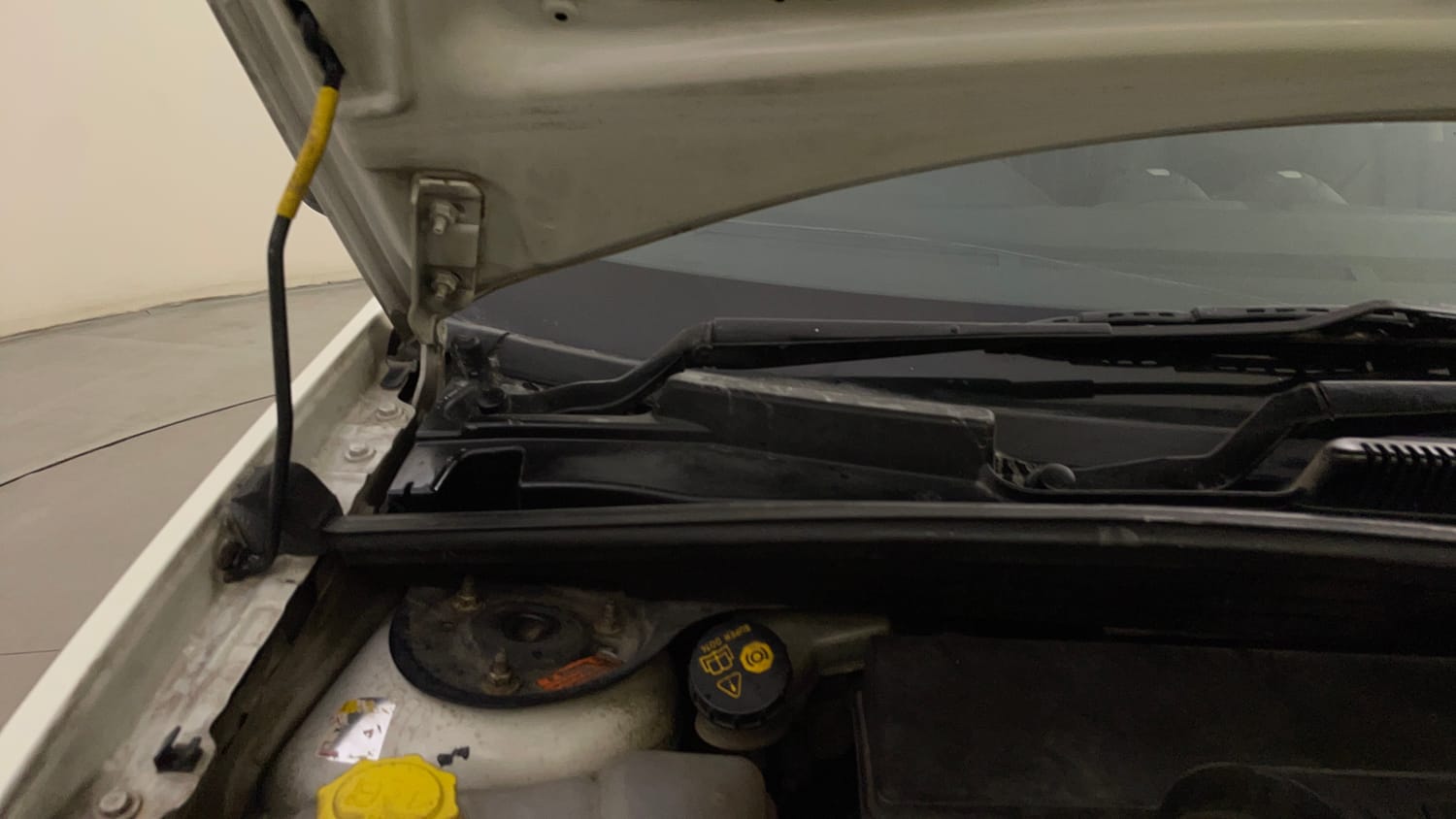 Used 2012 Ford Figo Duratec Petrol EXI 1.2 Petrol Manual engine ENGINE RIGHT SIDE HINGE & APRON VIEW