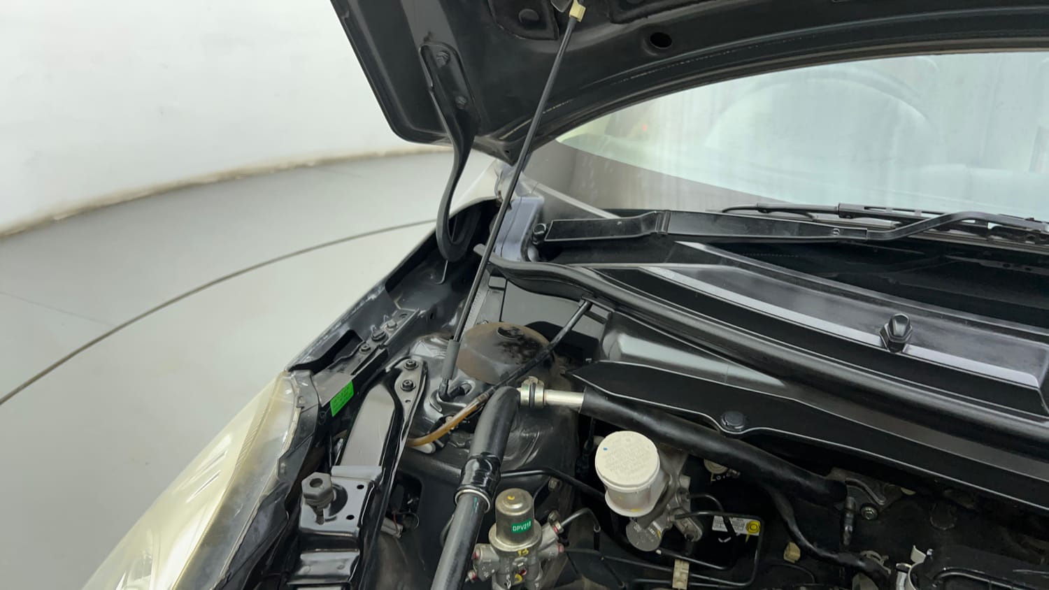 Used 2015 Maruti Suzuki Swift Dzire VXI Petrol Manual engine ENGINE RIGHT SIDE HINGE & APRON VIEW