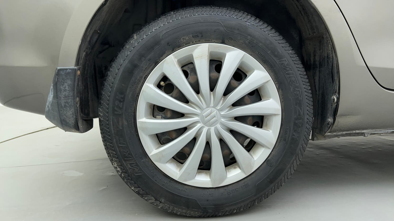 Used 2015 Maruti Suzuki Swift Dzire VXI Petrol Manual tyres RIGHT REAR TYRE RIM VIEW