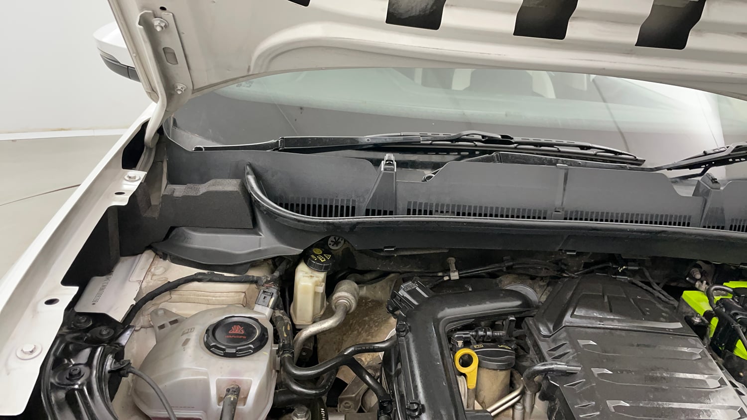 Used 2022 Volkswagen Taigun Topline 1.0 TSI MT Petrol Manual engine ENGINE RIGHT SIDE HINGE & APRON VIEW