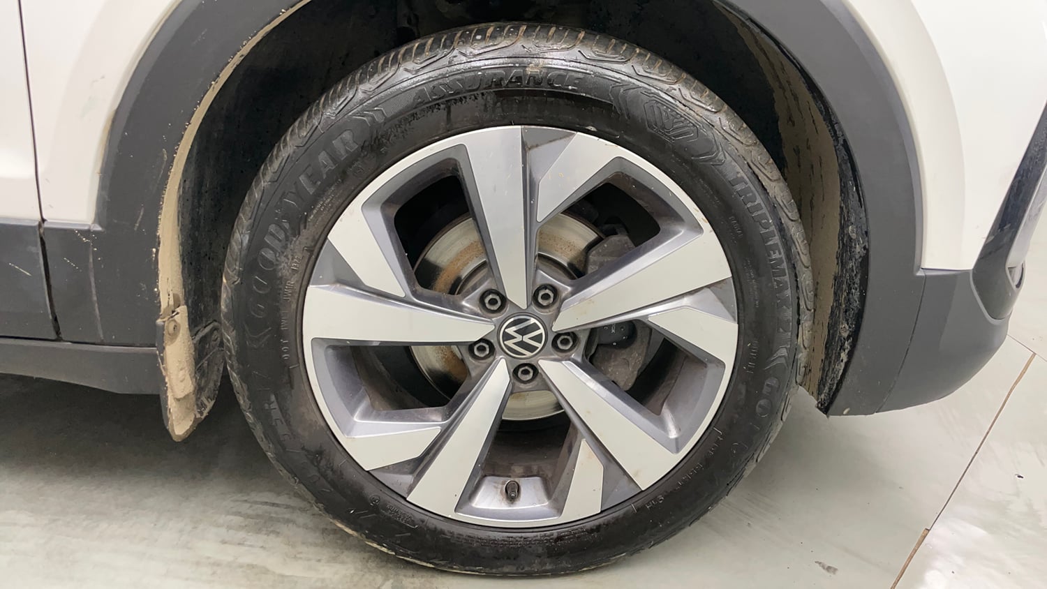 Used 2022 Volkswagen Taigun Topline 1.0 TSI MT Petrol Manual tyres RIGHT FRONT TYRE RIM VIEW