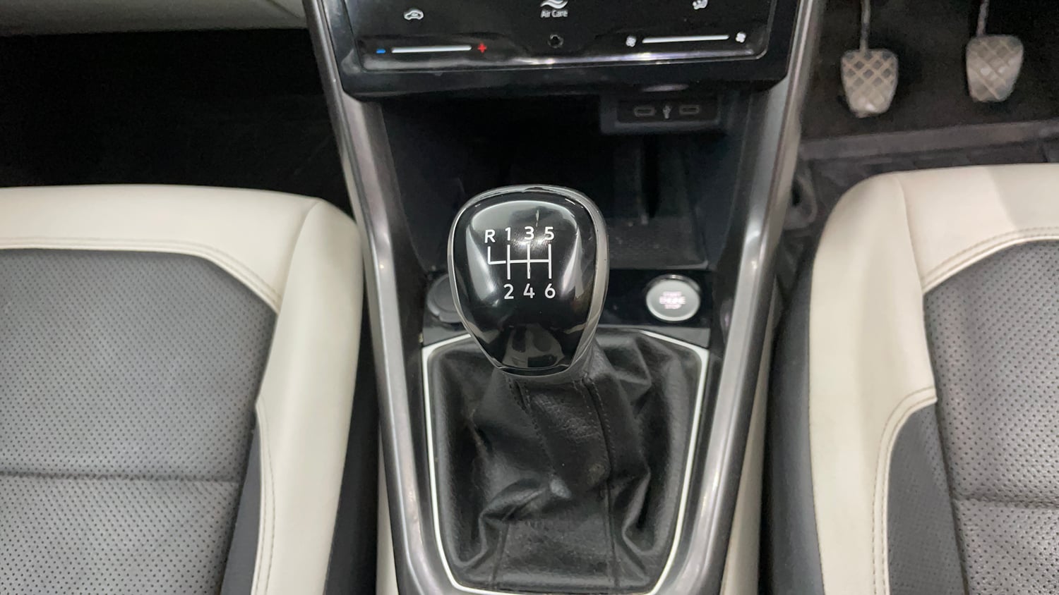 Used 2022 Volkswagen Taigun Topline 1.0 TSI MT Petrol Manual interior GEAR  KNOB VIEW
