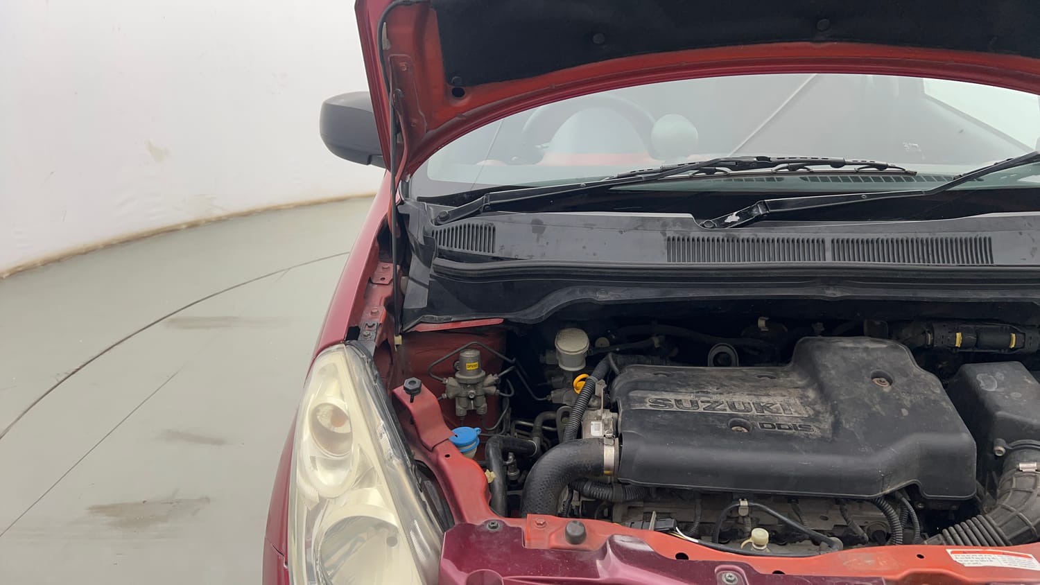 Used 2013 Maruti Suzuki Ritz Vdi BS-IV Diesel Manual engine ENGINE RIGHT SIDE HINGE & APRON VIEW
