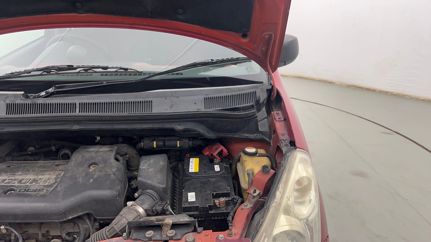 Used 2013 Maruti Suzuki Ritz Vdi BS-IV Diesel Manual engine ENGINE LEFT SIDE HINGE & APRON VIEW