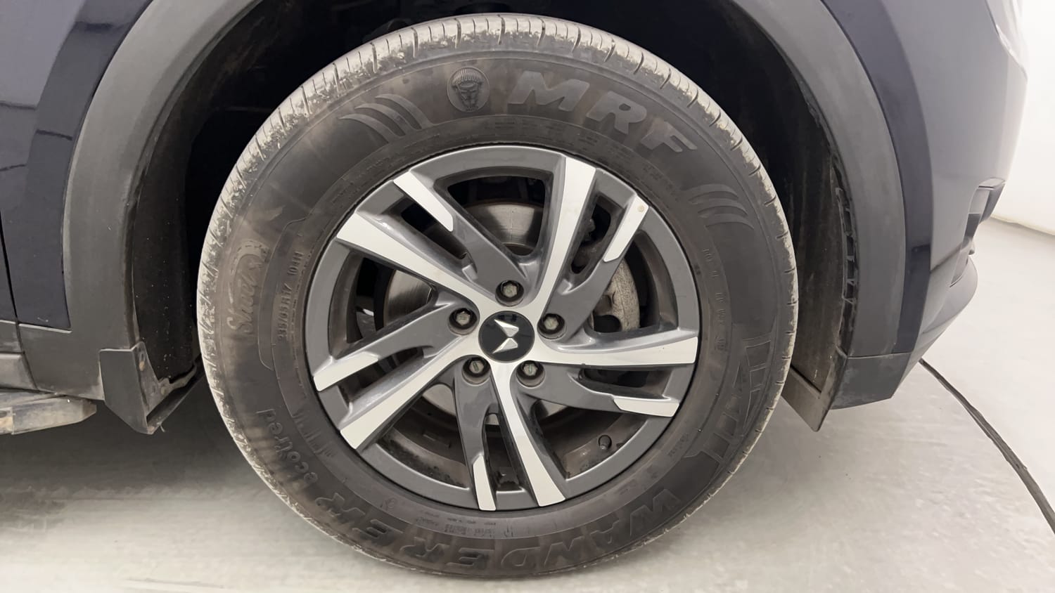 Used 2024 Mahindra XUV700 AX5 Diesel AT 7 STR Diesel Automatic tyres RIGHT FRONT TYRE RIM VIEW