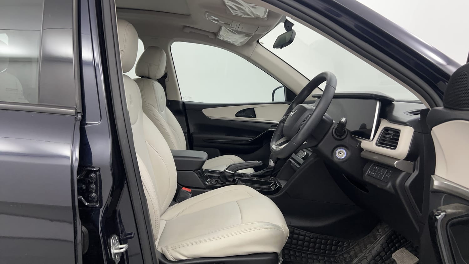 Used 2024 Mahindra XUV700 AX5 Diesel AT 7 STR Diesel Automatic interior RIGHT SIDE FRONT DOOR CABIN VIEW
