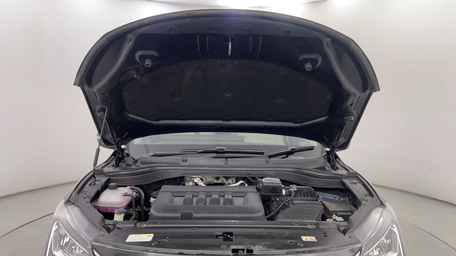 Used 2024 Mahindra XUV700 AX5 Diesel AT 7 STR Diesel Automatic engine ENGINE & BONNET OPEN FRONT VIEW