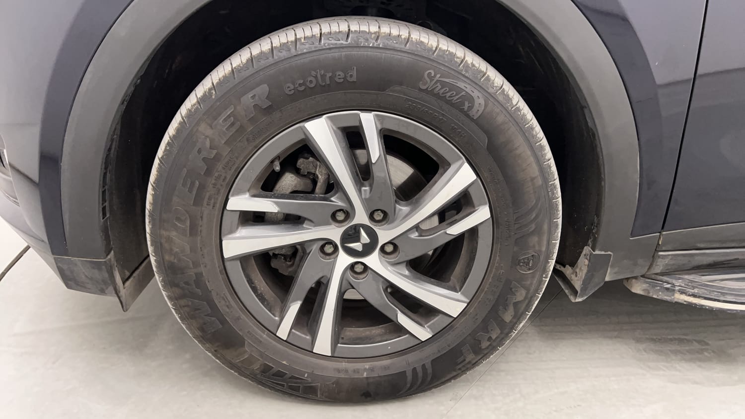 Used 2024 Mahindra XUV700 AX5 Diesel AT 7 STR Diesel Automatic tyres LEFT FRONT TYRE RIM VIEW