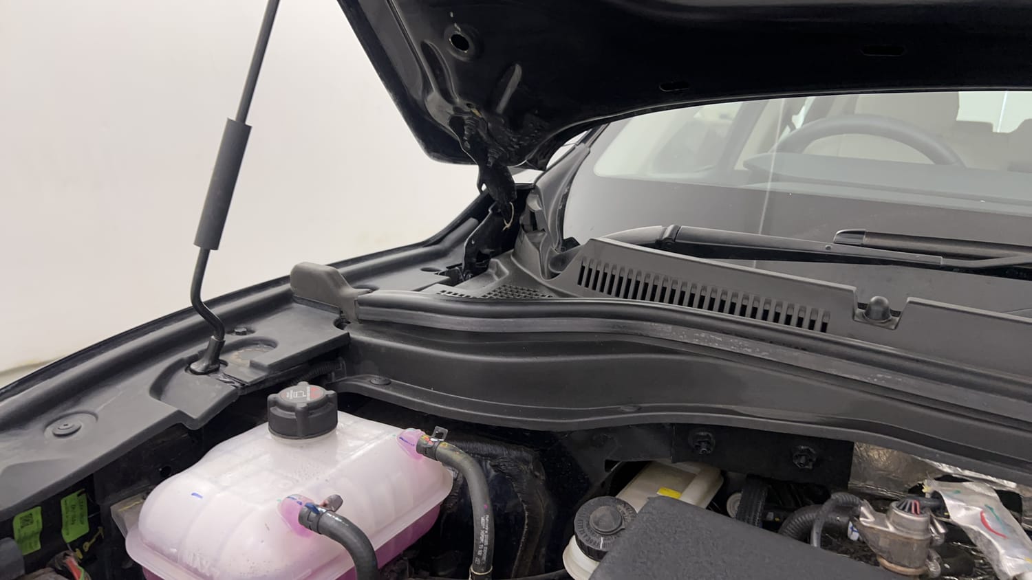 Used 2024 Mahindra XUV700 AX5 Diesel AT 7 STR Diesel Automatic engine ENGINE RIGHT SIDE HINGE & APRON VIEW