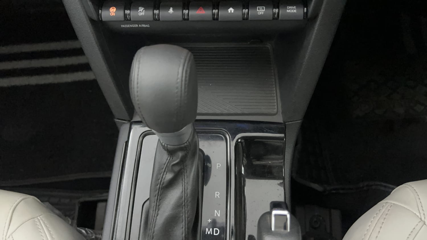 Used 2024 Mahindra XUV700 AX5 Diesel AT 7 STR Diesel Automatic interior GEAR  KNOB VIEW