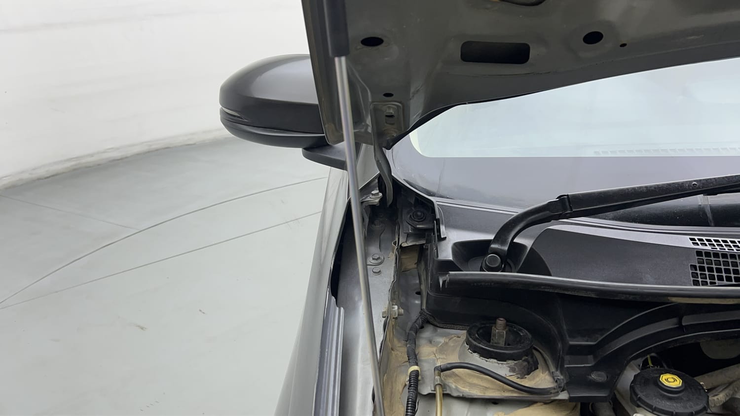 Used 2019 Honda Amaze 1.2 V MT Petrol Petrol Manual engine ENGINE RIGHT SIDE HINGE & APRON VIEW