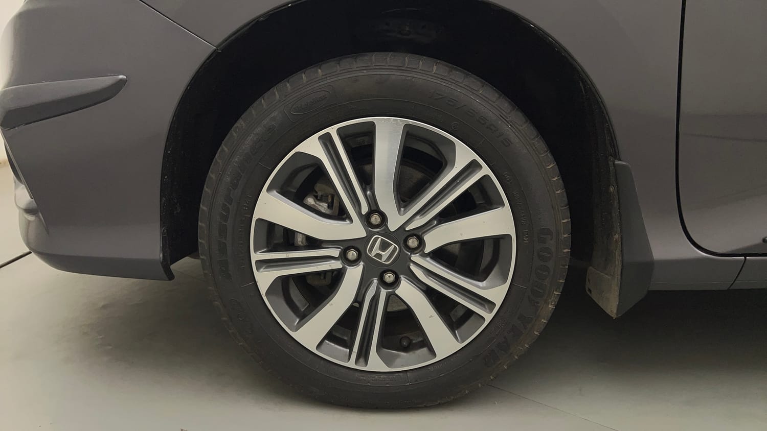 Used 2021 Honda City V Petrol Petrol Manual tyres LEFT FRONT TYRE RIM VIEW