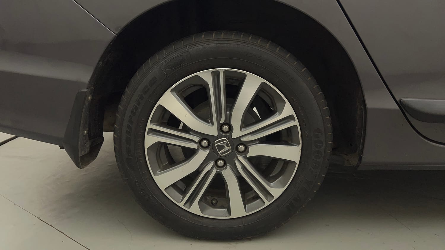 Used 2021 Honda City V Petrol Petrol Manual tyres RIGHT REAR TYRE RIM VIEW