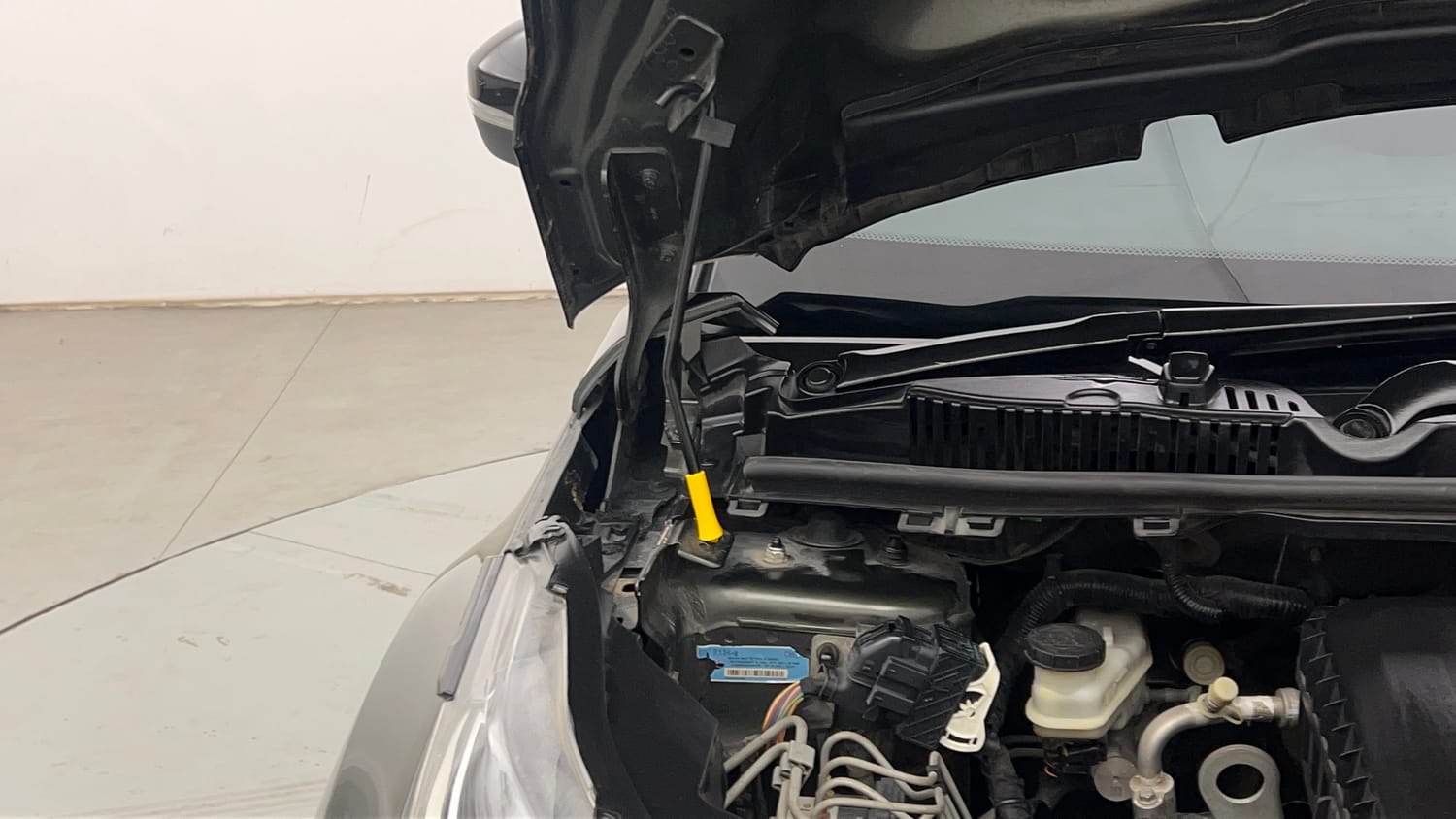 Used 2020 Tata Nexon XZA Plus (O) Diesel Diesel Automatic engine ENGINE RIGHT SIDE HINGE & APRON VIEW