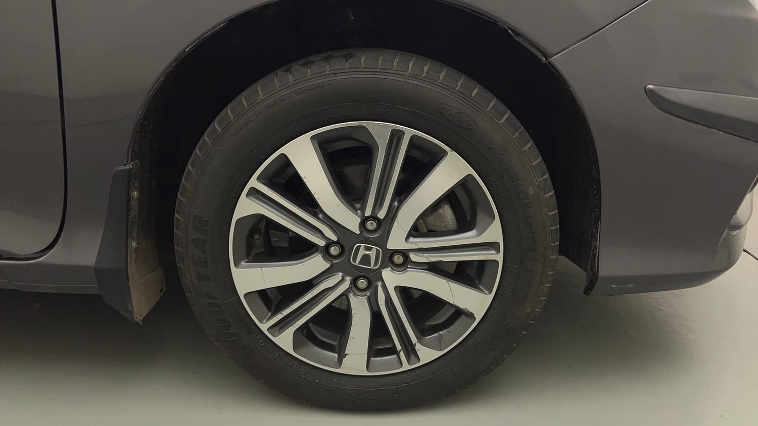 Used 2021 Honda City V Petrol Petrol Manual tyres RIGHT FRONT TYRE RIM VIEW