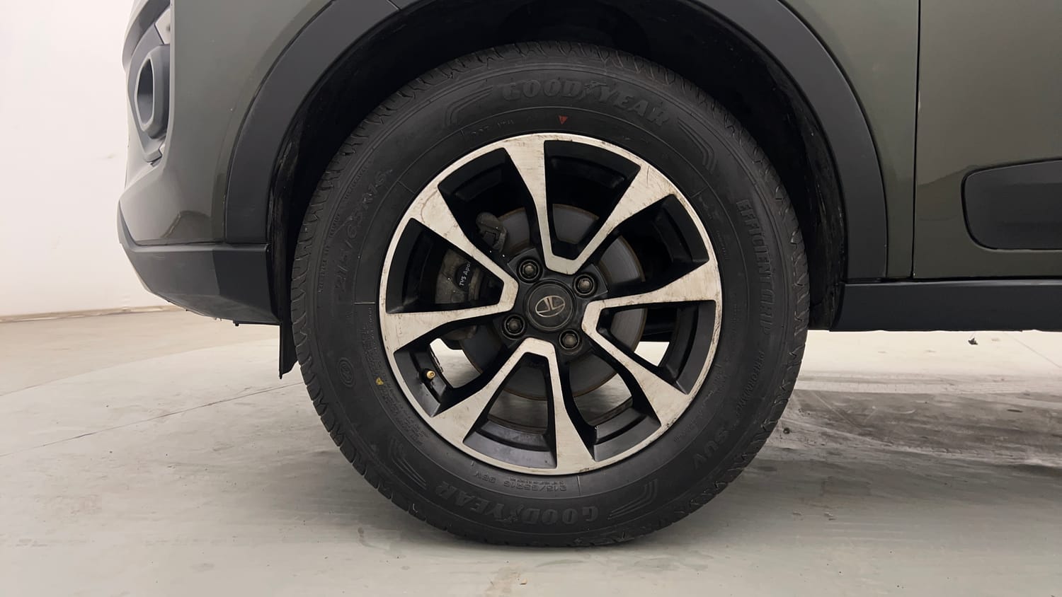 Used 2020 Tata Nexon XZA Plus (O) Diesel Diesel Automatic tyres LEFT FRONT TYRE RIM VIEW