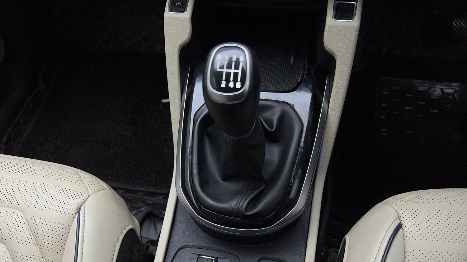 Used 2024 Kia Carens Luxury Plus 1.5 Diesel iMT 7 STR Diesel Manual interior GEAR  KNOB VIEW