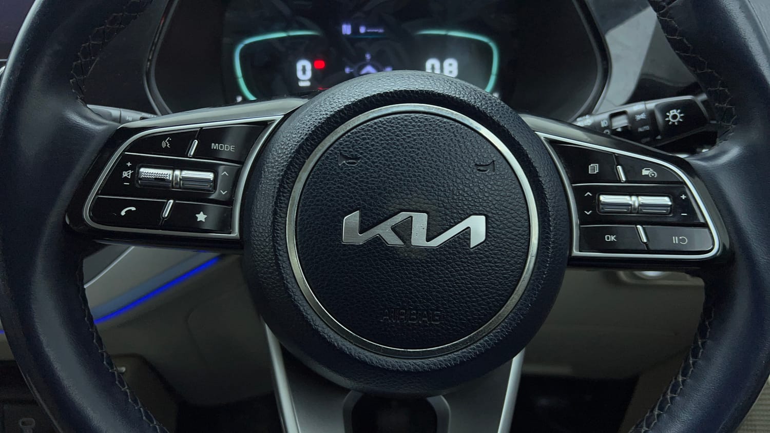 Used 2024 Kia Carens Luxury Plus 1.5 Diesel iMT 7 STR Diesel Manual top_features Cruise control