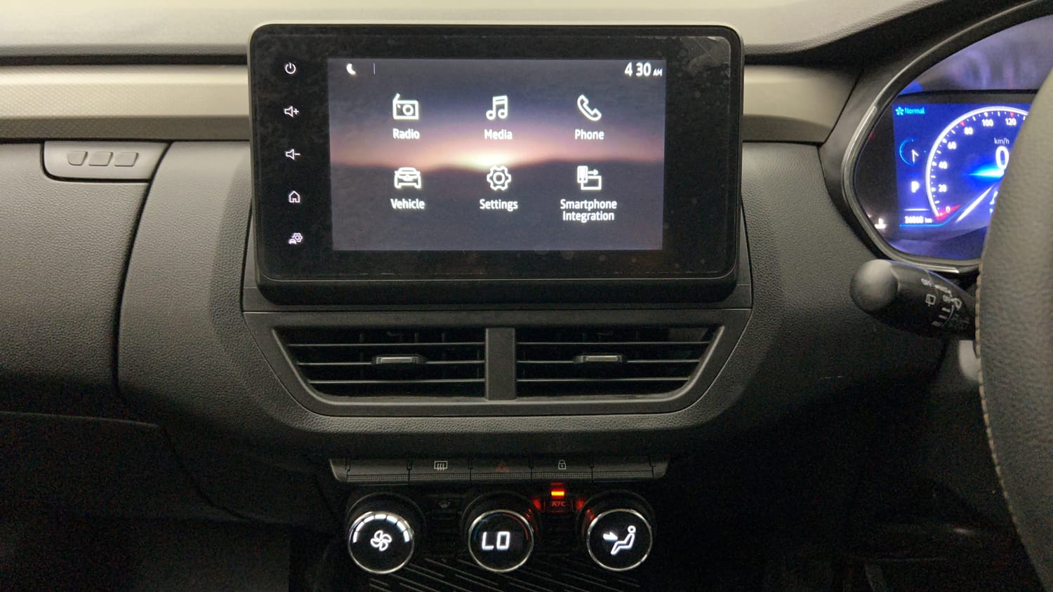 Used 2021 Renault Kiger RXZ Turbo CVT Dual Tone Petrol Automatic interior MUSIC SYSTEM & AC CONTROL VIEW