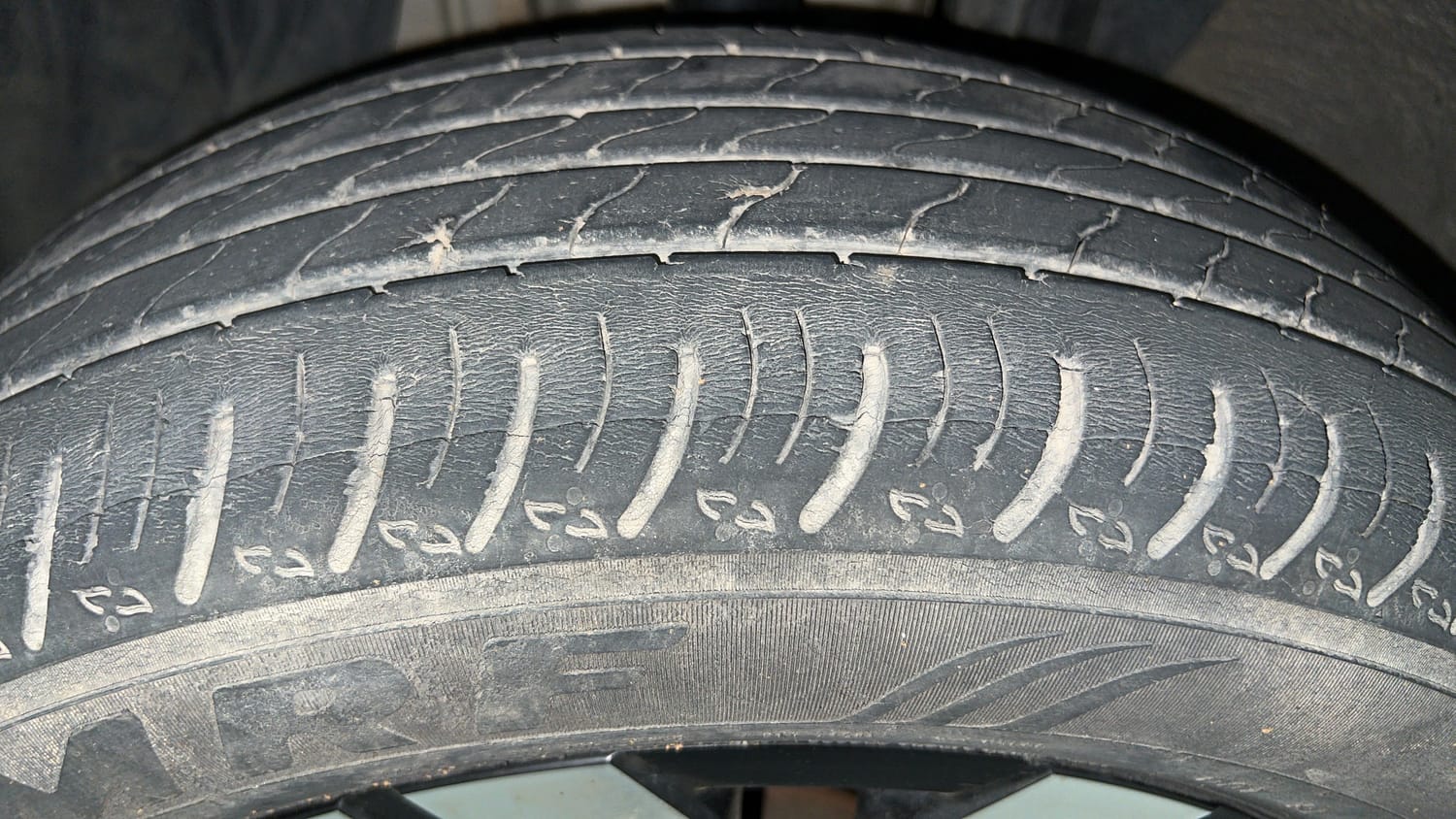 Used 2021 Renault Kiger RXZ Turbo CVT Dual Tone Petrol Automatic tyres LEFT FRONT TYRE TREAD VIEW