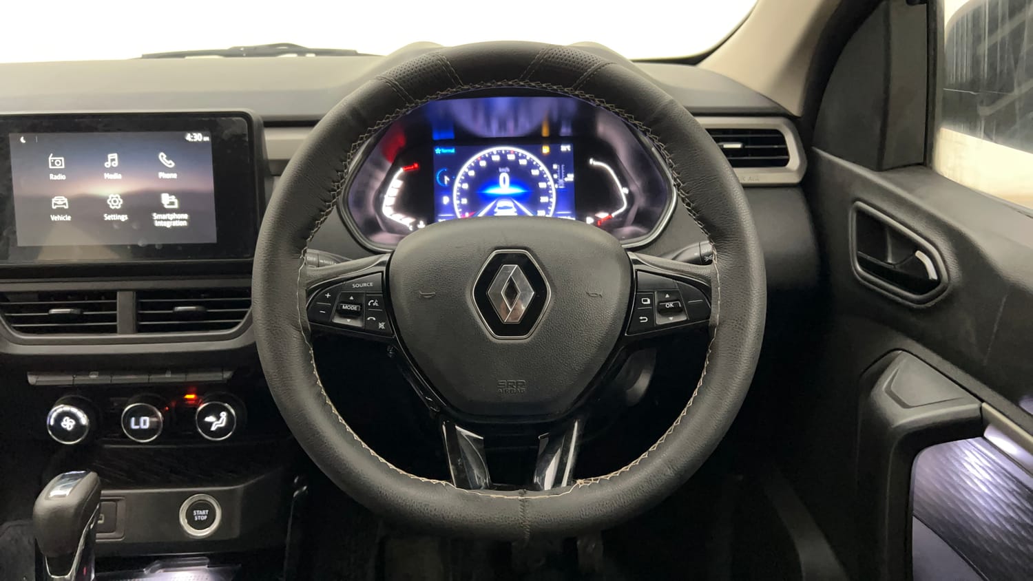 Used 2021 Renault Kiger RXZ Turbo CVT Dual Tone Petrol Automatic interior STEERING VIEW