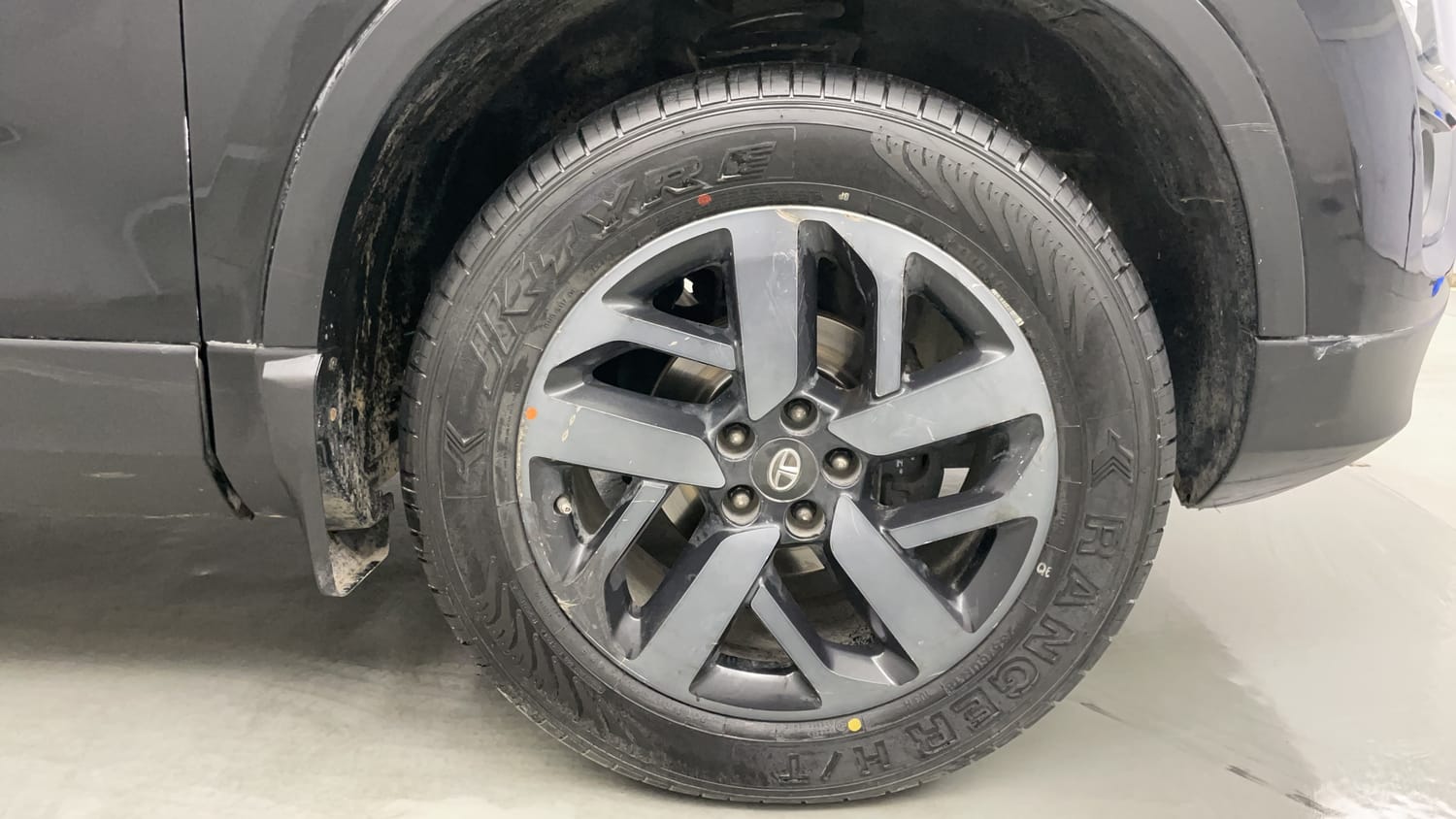 Used 2022 Tata Harrier XZ Plus Dark Edition Diesel Manual tyres RIGHT FRONT TYRE RIM VIEW
