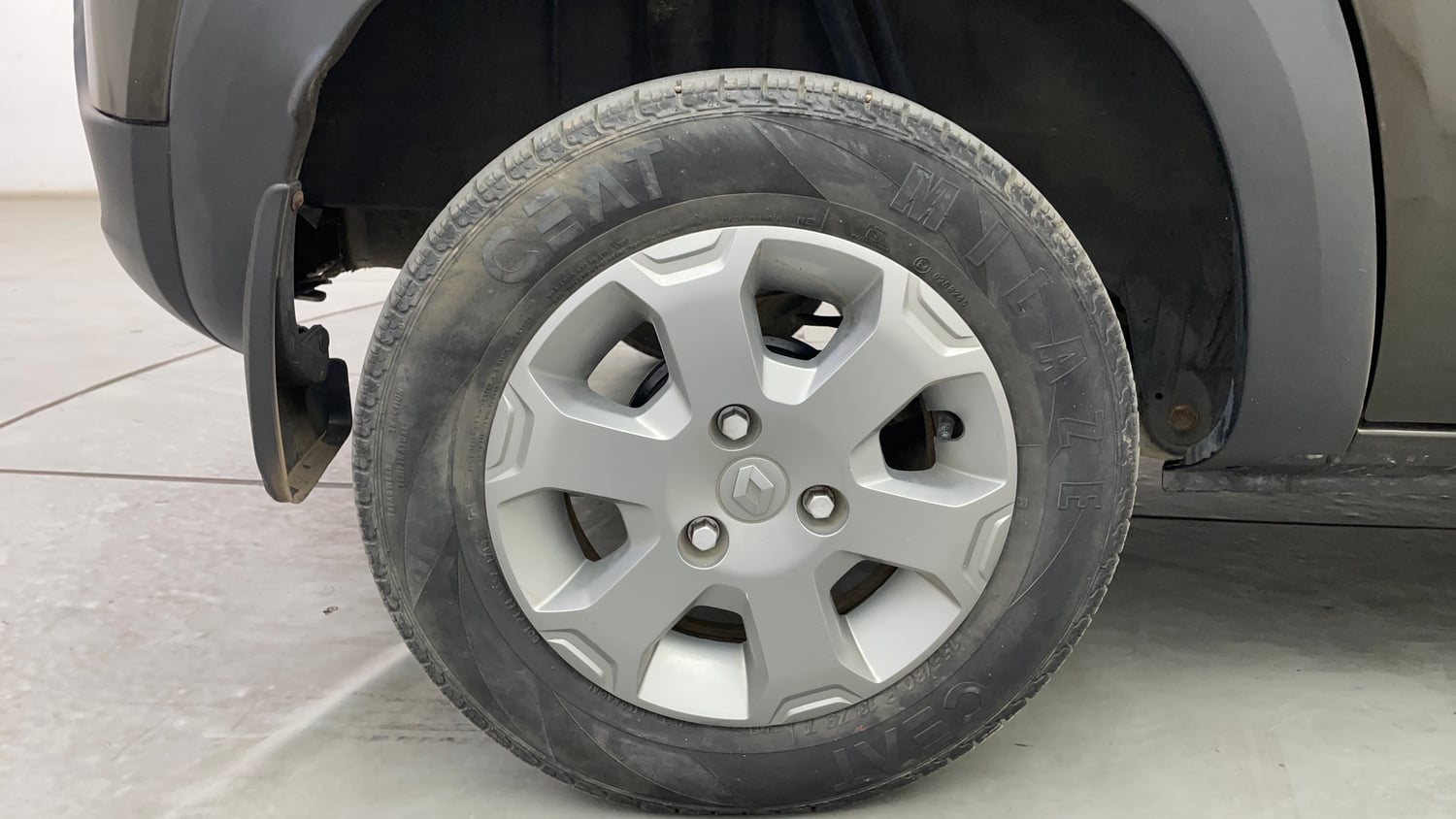 Used 2019 Renault Kwid CLIMBER 1.0 AMT Petrol Automatic tyres RIGHT REAR TYRE RIM VIEW