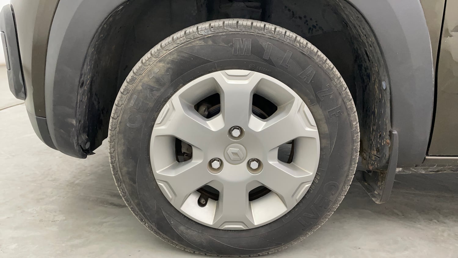 Used 2019 Renault Kwid CLIMBER 1.0 AMT Petrol Automatic tyres LEFT FRONT TYRE RIM VIEW