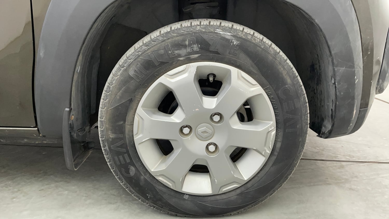 Used 2019 Renault Kwid CLIMBER 1.0 AMT Petrol Automatic tyres RIGHT FRONT TYRE RIM VIEW