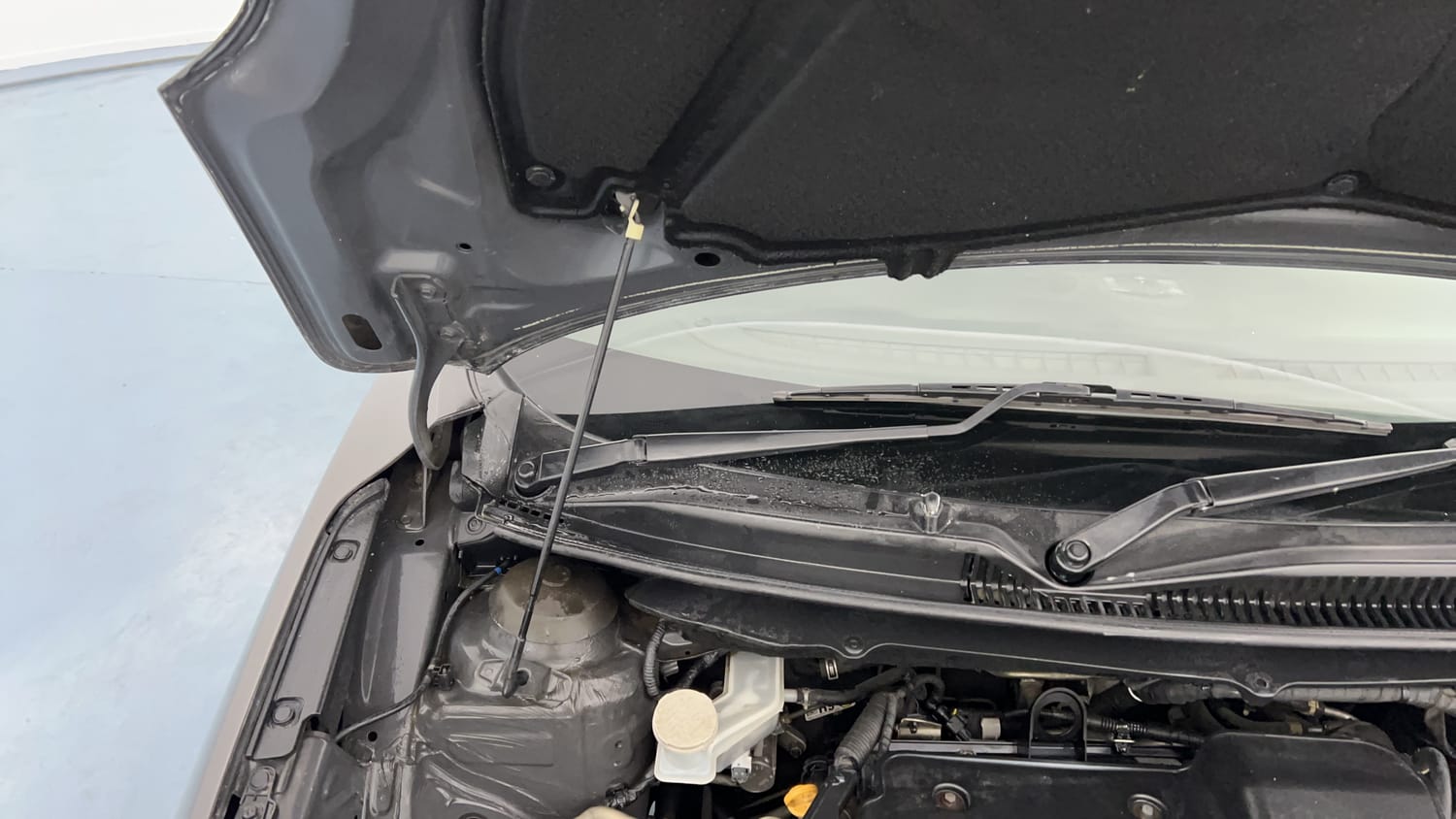 Used 2017 Maruti Suzuki Baleno Zeta 1.3 Diesel Manual engine ENGINE RIGHT SIDE HINGE & APRON VIEW